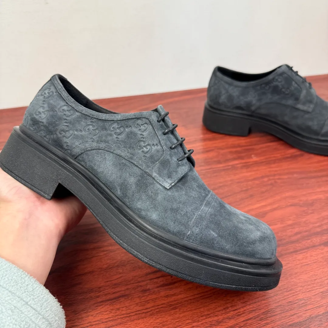 Batch 800 Gucci/Gucci new men's lace-up shoes with GG details, suede leather derby shoes! Rooted in the brand's heritage, these men's lace-up shoes are crafted from suede calfskin and embellished with GG-print embossed suede details in homage to Gucci's iconic monogram. The rubber sole decorated with GG pattern adds a touch of modern fashion to this design. Typical three-joint style design. European and American classic version, full calfskin lining. The overall upper texture is soft and the lining is comfortable and breathable. 2CM thickened soft rubber sole, easy to control. Versatile and stylish upper foot, multiple colors available to meet different matching needs, complete package! Size: 39-40-41-42-43-44 leather shoe size (can be customized to 38.45) Item number: 7826Z suede gray